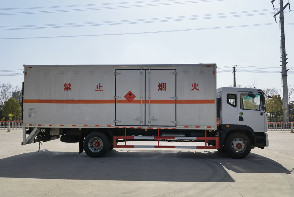 東風(fēng)D9貨廂6.8米/7.6米爆破器材車(chē)