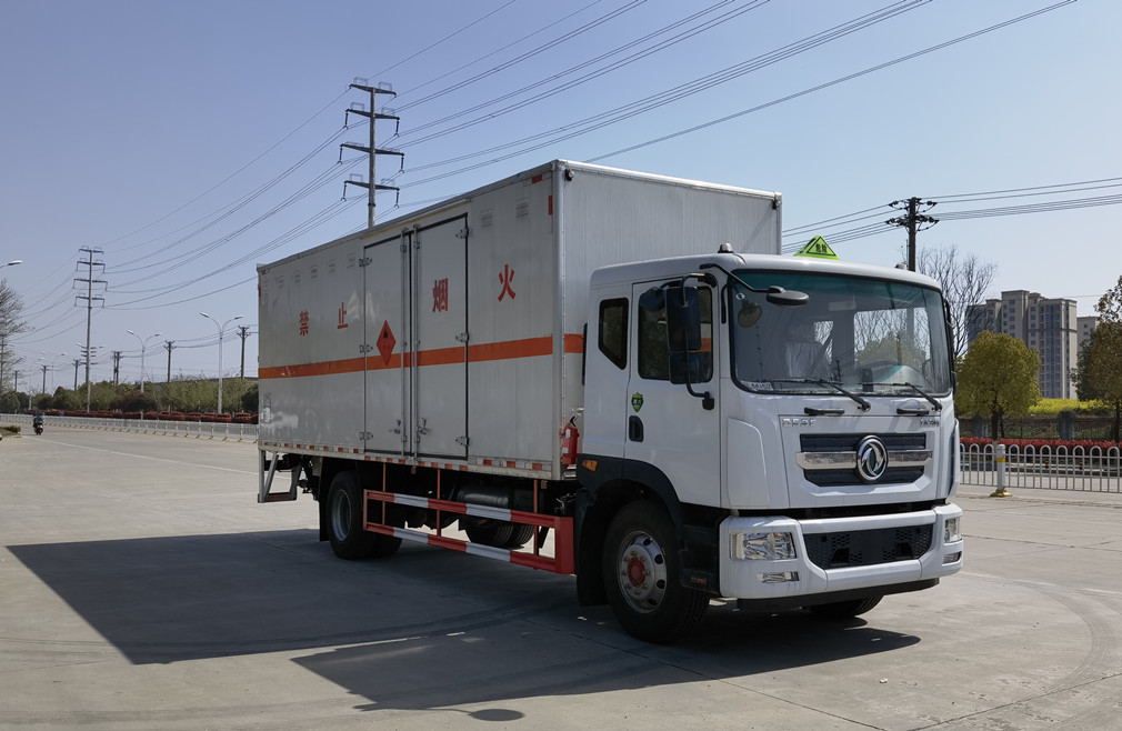 東風(fēng)D9貨廂6.8米/7.6米爆破器材車(chē)